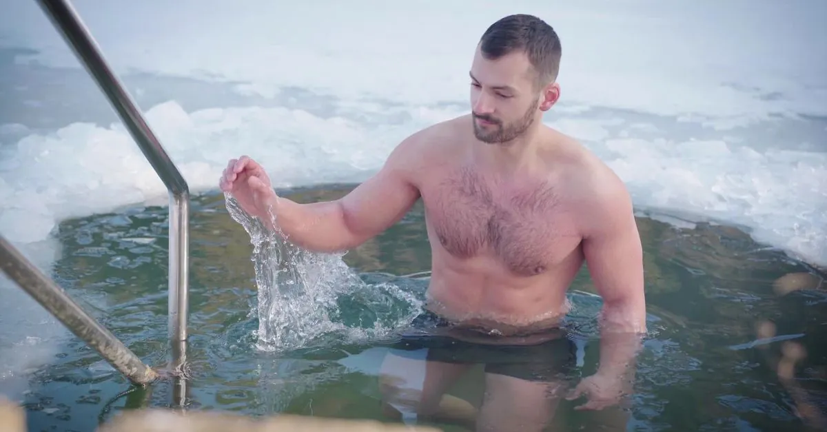 Man splashing through icy water during an arctic cold plunge
